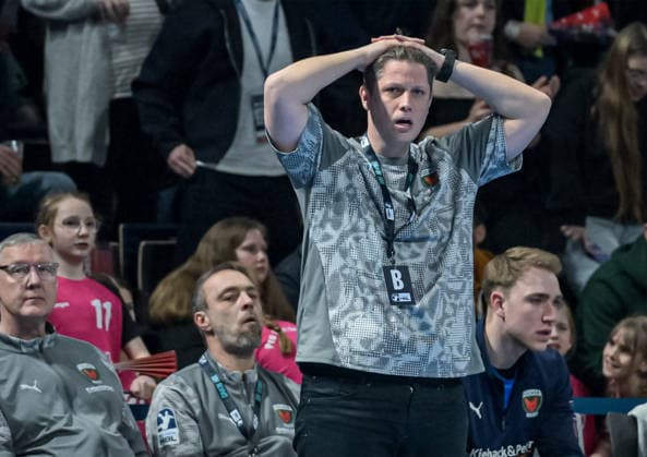 15 03 2026, xlakx, Handball Daikin HBL, Fuechse Berlin HC Erlangen v l Nicolej Krickau Fuechse Berlin coach gives instructions, gesticulates with arms, gesticulate, gives instructions Berlin Daniel Lakomski
