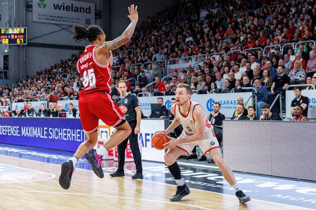 Austin Crowley BMA365 Bamberg Baskets, 85 , Niels Giffey FC Bayern Muenchen Basketball, 05 , BMA365 Bamberg Baskets vs FC Bayern Muenchen Basketball, Basketball, easyCredit BBL, 24 Matchday, 15 03 2026 BMA365 Bamberg Baskets vs FC Bayern Muenchen Basketball, Basketball, easyCredit BBL, 24 Matchday, 15 03 2026 Bamberg Copyright: xEibner-Pressefoto G.xSantemizx EP_EER