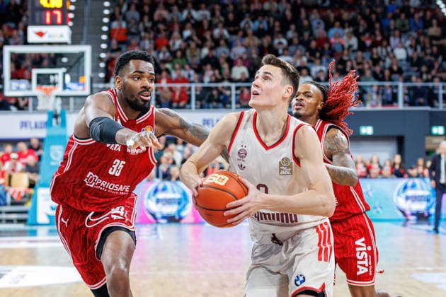 Ejiofor Onu BMA365 Bamberg Baskets, 35 , Nenad Dimitrijevic FC Bayern Muenchen Basketball, 00 , BMA365 Bamberg Baskets vs FC Bayern Muenchen Basketball, Basketball, easyCredit BBL, 24 Matchday, 15 03 2026 BMA365 Bamberg Baskets vs FC Bayern Muenchen Basketball, Basketball, easyCredit BBL, 24 Matchday, 15 03 2026 Bamberg Copyright: xEibner-Pressefoto G.xSantemizx EP_EER