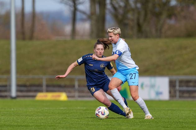 Sarah Freutel 27 Bochum tries to play off Leonie Krump 10 Andernach