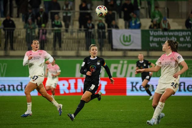 Wolfsburg, Germany 15 March 2026 20 Matchday 1 Womens Bundesliga VfL Wolfsburg Women vs Bayer Leverkusen 04 Women In the picture from left Carlotta Wamser Bayer Leverkusen , Svenja Huth VfL and Lilla Turanyi Bayer Leverkusen in the foreground Copyright: HMBxMedia MadeleinexFantini