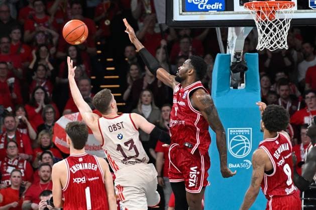 BAMBERG 15 03 2026 Basketball easycredit 1 Basketball Bundesliga 24 Matchday Bamberg Baskets vs FC Bayern Munich Basketball Andreas Obst 13, FC Bayern Munich with lay-up against Ejofor Onu 35, Bamberg Baskets Bamberg Baskets vs FC Bayern Munich Basketball