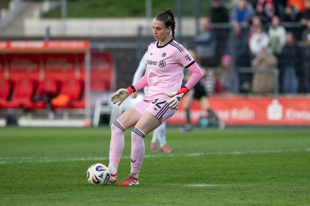 Ena Mahmutovic 32 FC Bayern Muenchen Frauen spielt den Ball, 1 FC Koeln Frauen vs FC Bayern Muenchen Frauen, Fußball, Google Pixel Frauen Bundesliga, 20 Spieltag, 2025 2026, 15 03 2026 DFB regulations prohibit any use of photographs as image sequences and or quasi video Koeln Nordrhein Westfalen Germany Copyright: xkolbert-press MarkusxVerwimpx