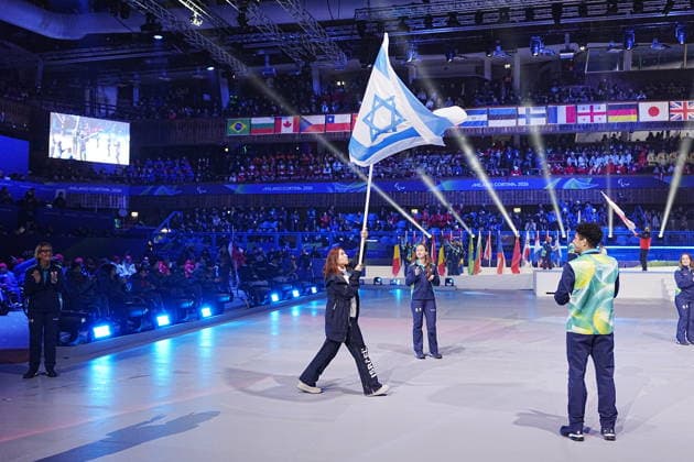 CORTINA, ITALIEN 20260315 Israels flaggbärare Sheyne Vaspi kommer in under söndagens avslutningsceremoni för Paralympics, i Cortina curling stadium. *** Bilden ingar i SPORTPAKET. För övriga BETALBILD *** CORTINA ITALIEN x9200x *** CORTINA, ITALY 20260315 Israeli flag bearer Sheyne Vaspi enters during Sundays closing ceremony of the Paralympics, in the Cortina curling stadium Picture in SPORTS PACKAGE For others PAY PICTURE CORTINA ITALY x9200x  Copyright: xBjörnxLarssonxRosvall TTx PARALYMPICS 2026 AVSLUTNING
