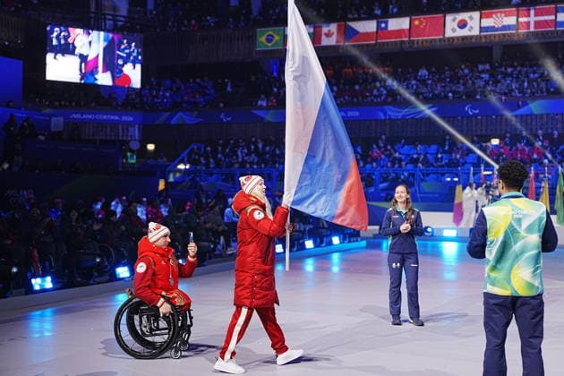 CORTINA, ITALY 20260315 Israeli flag bearer Sheyne Vaspi enters during Sunday s closing ceremony for the Paralympics, at the Cortina curling stadium. *** The image is included in the SPORTS PACKAGE. For others PAYMENT IMAGE *** CORTINA ITALY x9200x *** CORTINA, ITALY 20260315 Israeli flag bearer Sheyne Vaspi enters during Sunday s closing ceremony for the Paralympics, at the Cortina curling stadium The image is included in the SPORTS PACKAGE For others PAYMENT IMAGE CORTINA ITALY x9200x  Copyright: xBjörnxLarssonxRosvall TTx PARALYMPICS 2026 CONCLUSION