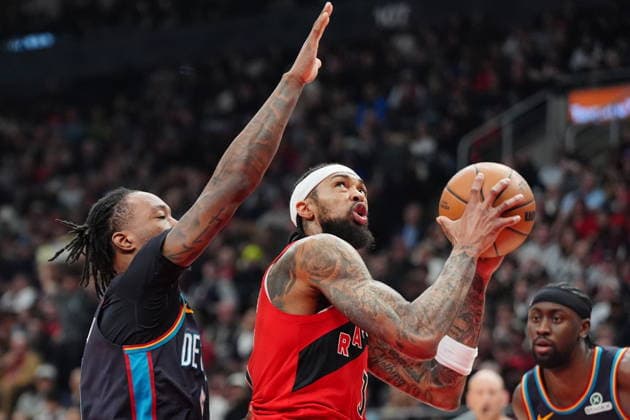 March 15, 2026, Toronto, On, Canada: Detroit Pistons forward Ronald Holland II, left, fouls Toronto Raptors forward Jonathan Mogbo during first half NBA, Basketball Herren, USA basketball action in Toronto on Sunday, March 15, 2026. Canada News - March 15, 2026  - ZUMAc35_ 20260315_zaf_c35_088 Copyright: xFrankxGunnx