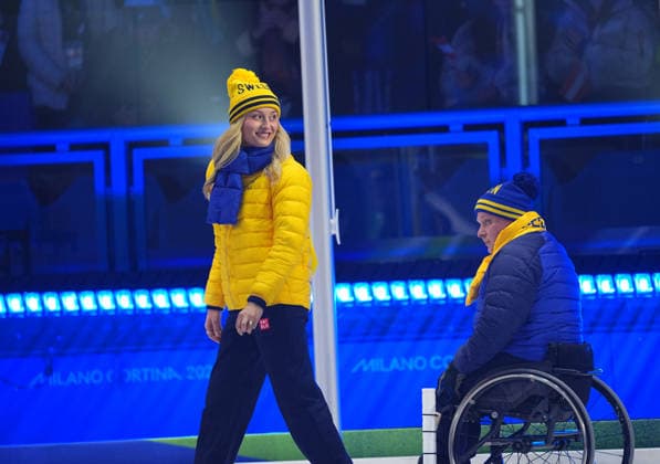 CORTINA, ITALIEN 20260315 Sveriges flaggbärare Marcus Holm och Ebba Arsjö under söndagens avslutningsceremoni för Paralympics, i Cortina curling stadium. *** Bilden ingar i SPORTPAKET. För övriga BETALBILD *** CORTINA ITALIEN x10500x *** CORTINA, ITALY 20260315 Swedens flag bearers Marcus Holm and Ebba Arsjö during Sundays closing ceremony of the Paralympics, in the Cortina curling stadium The picture is in the SPORT PACKAGE For others PAYPICTURE CORTINA ITALY x10500x  Copyright: xMagnusxLejhall ParasportxSverige TT TTx PARALYMPICS 2026 AVSLUTNING