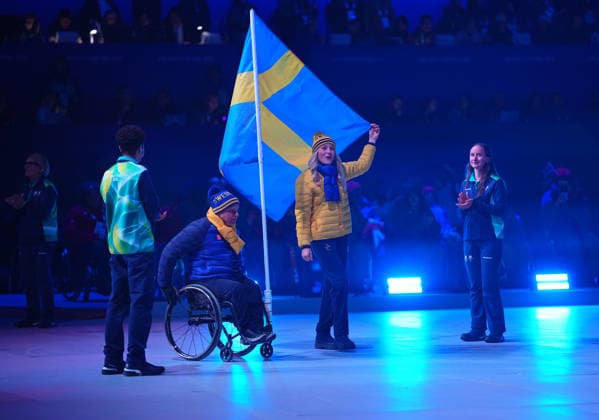 CORTINA, ITALIEN 20260315 Sveriges flaggbärare Marcus Holm och Ebba Arsjö under söndagens avslutningsceremoni för Paralympics, i Cortina curling stadium. *** Bilden ingar i SPORTPAKET. För övriga BETALBILD *** CORTINA ITALIEN x10500x *** CORTINA, ITALY 20260315 Swedens flag bearers Marcus Holm and Ebba Arsjö during Sundays closing ceremony of the Paralympics, in the Cortina curling stadium The picture is in the SPORT PACKAGE For others PAYPICTURE CORTINA ITALY x10500x  Copyright: xMagnusxLejhall ParasportxSverige TT TTx PARALYMPICS 2026 AVSLUTNING
