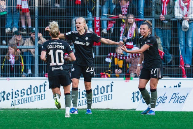 Pernille Harder FC Bayern Muenchen, 21 celebrates her goal for 1 0 with Linda Dallmann FC Bayern Muenchen, 10 and Arianna Caruso FC Bayern Muenchen, 27 1 FC Köln vs FC Bayern München, Football, Google Pixel Womens Bundesliga, Matchday 20, Season 2025 26, 15 03 2026, 1 FC Köln vs FC Bayern München, Football, Google Pixel Womens Bundesliga, Matchday 20, Season 2025 26, 13 03 2026 Cologne Copyright: xEibner-Pressefoto LukasxBaldygax EP_LBA