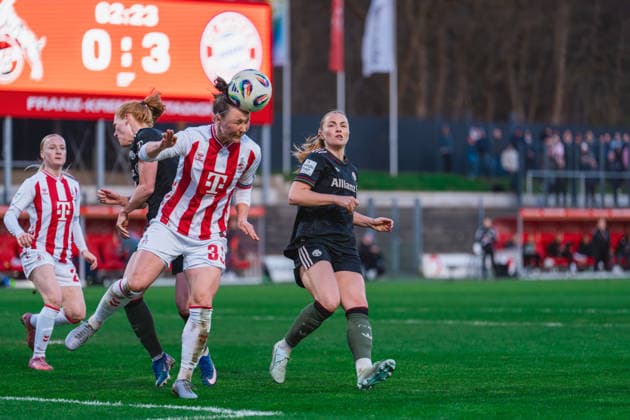 Marina Hegering 1 FC Koeln, 33 is in front of Stine Ballisager FC Bayern Muenchen, 03 with her head on the ball, Glodis Perla Viggosdottir FC Bayern Muenchen, 04 watches, duel, header 1 FC Köln vs FC Bayern München, Football, Google Pixel Womens Bundesliga, Matchday 20, Season 2025 26, 15 03 2026, 1 FC Köln vs FC Bayern München, Football, Google Pixel Womens Bundesliga, Matchday 20, Season 2025 26, 13 03 2026 Köln Copyright: xEibner-Pressefoto LukasxBaldygax EP_LBA