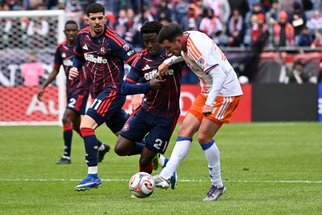 March 15, 2026; Foxborough, Massachusetts; FC Cincinnati defender Kyle Smith (24) controls the ball against New England Revolution midfielder Brooklyn Raines (21) during the first half at Gillette Stadium. CSM MLS, Fussball Herren, USA 2026: FC Cincinnati Vs Revolution MAR 15  - ZUMAc04_ 20260315_faf_c04_002 Copyright: xEricxCanhax
