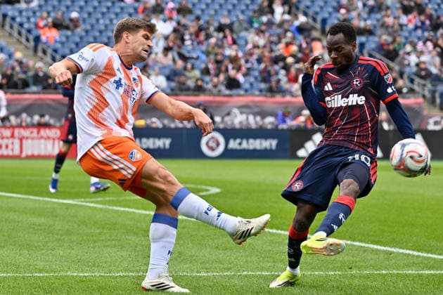 March 15, 2026; Foxborough, Massachusetts; FC Cincinnati defender Nick Hagglund (4) passes the ball by New England Revolution midfielder Alhassan Yusuf (80) during the first half at Gillette Stadium. CSM MLS, Fussball Herren, USA 2026: FC Cincinnati Vs Revolution MAR 15  - ZUMAc04_ 20260315_faf_c04_009 Copyright: xEricxCanhax