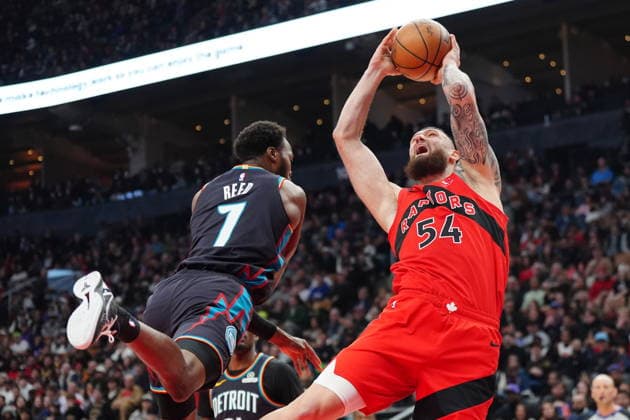 March 15, 2026, Toronto, On, Canada: Detroit Pistons forward Paul Reed (7) fouls Toronto Raptors forward Sandro Mamukelashvili (54) during first half NBA, Basketball Herren, USA basketball action in Toronto on Sunday, March 15, 2026. Canada News - March 15, 2026  - ZUMAc35_ 20260315_zaf_c35_098 Copyright: xFrankxGunnx