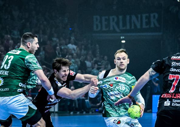 15 03 2026, xlakx, Handball Daikin HBL, Fuechse Berlin HC Erlangen v l Mijajlo Marsenic Fuechse Berlin , Florian Scheerer HC Erlangen , Mathias Gidsel Fuechse Berlin duel, duel, fight, tackle Berlin Daniel Lakomski