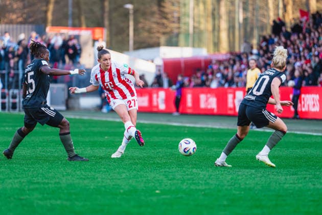 Bernadette Amani FC Bayern Muenchen, 15 is too late to prevent a pass from Laura Feiersinger 1 FC Koeln, 27, Linda Dallmann FC Bayern Muenchen, 10 runs after the ball 1 FC Köln vs FC Bayern München, Football, Google Pixel Womens Bundesliga, Matchday 20, Season 2025 26, 15 03 2026, 1 FC Köln vs FC Bayern München, Football, Google Pixel Womens Bundesliga, Matchday 20, Season 2025 26, 13 03 2026 Köln Copyright: xEibner-Pressefoto LukasxBaldygax EP_LBA