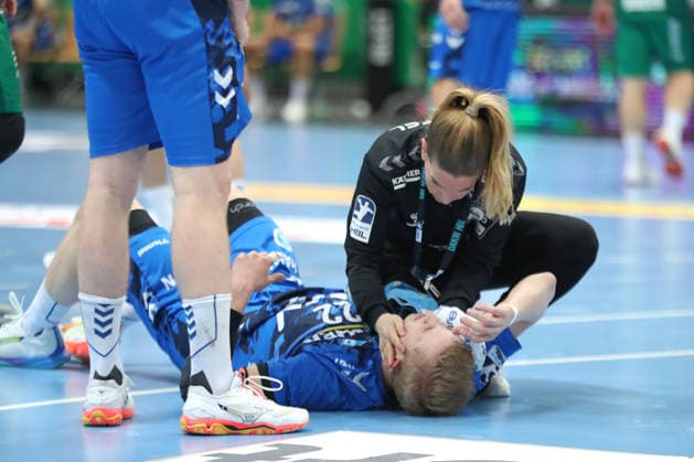 Handball DAIKIN HBL, SC DHfK Leipzig TVB Stuttgart 15 03 2026 Torben Matzken 22, TVB Stuttgart must be treated by Sandra Suchanek Handball, DAIKIN HBL, 1 Bundesliga, Season 2025 2026, 25 Matchday SC DHfK Leipzig vs TVB Stuttgart on 15 03 2026 at Quarterback Immobilien Arena Leipzig Copyright: xBEAUTIFULxSPORTS JanxKaeferx