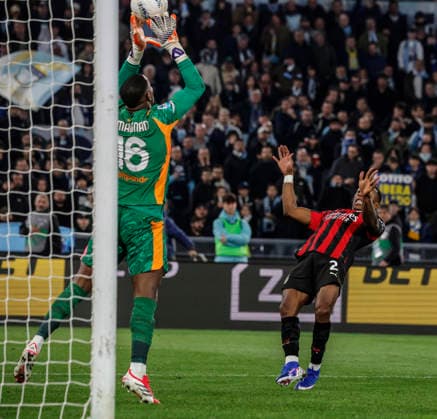 March 15, 2026, Roma, Roma: (L-R) Milan s goalkeeper Mike Maignan and Milan s Pervis Estupinan Tenorio in action during the Italian Serie A soccer match between SS Lazio vs AC Milan at the Olimpico stadium in Rome, Italy, 15 March 2026. ANSA GIUSEPPE LAMI. Serie A: Lazio Vs Milan  - ZUMAa110 20260315_zaf_a110_103 Copyright: xGiuseppexLamix