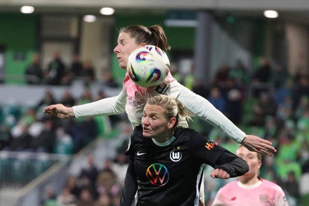 VfL vs Leverkusen, BL Women Wolfsburg, 15 03 2026, Football, Women, Google Pixel Bundesliga, Season 2025 2026, VfL Wolfsburg vs Bayer 04 Leverkusen, Alexandra Popp VfL Wolfsburg , Lilla Turanyi Bayer 04 Leverkusen AOK Stadion Niedersachsen Germany