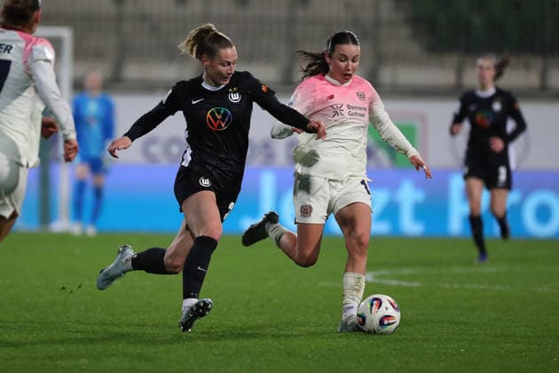 VfL vs Leverkusen, BL Women Wolfsburg, 15 03 2026, Football, Women, Google Pixel Bundesliga, Season 2025 2026, VfL Wolfsburg vs Bayer 04 Leverkusen, Sarai Linder VfL Wolfsburg , Julia Mickenhagen Bayer 04 Leverkusen AOK Stadion Niedersachsen Germany