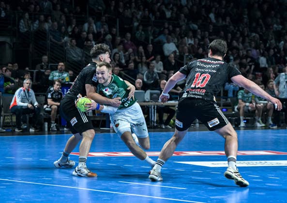 15 03 2026, xlakx, Handball Daikin HBL, Fuechse Berlin HC Erlangen f l Tobias Buck HC Erlangen , Mathias Gidsel Fuechse Berlin , Florian Scheerer HC Erlangen duel, duel, fight, tackle Berlin Daniel Lakomski