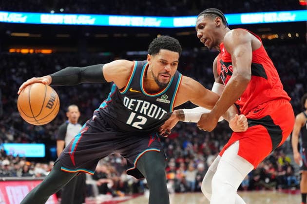 March 15, 2026, Toronto, On, Canada: Detroit Pistons forward Tobias Harris (12) controls the ball as Toronto Raptors forward RJ Barrett (9) defends during second half NBA, Basketball Herren, USA basketball action in Toronto on Sunday, March 15, 2026. Canada News - March 15, 2026  - ZUMAc35_ 20260315_zaf_c35_124 Copyright: xFrankxGunnx