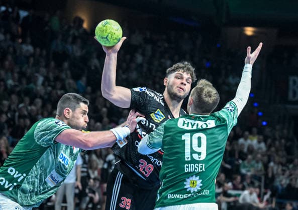 15 03 2026, xlakx, Handball Daikin HBL, Fuechse Berlin HC Erlangen v l Mijajlo Marsenic Fuechse Berlin , Tobias Buck HC Erlangen , Mathias Gidsel Fuechse Berlin duel, duel, fight, tackle Berlin Daniel Lakomski