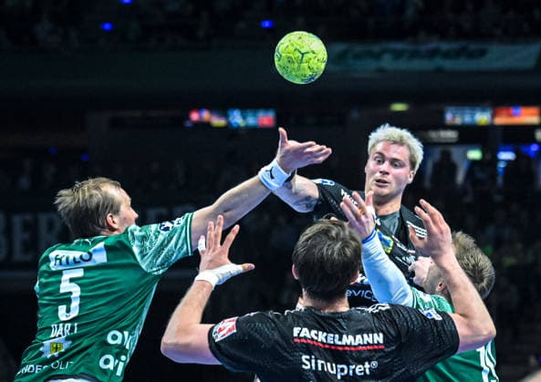 15 03 2026, xlakx, Handball Daikin HBL, Fuechse Berlin HC Erlangen f l Max Darj Fuechse Berlin , Marek Nissen HC Erlangen , Mathias Gidsel Fuechse Berlin duel, duel, fight, tackle Berlin Daniel Lakomski