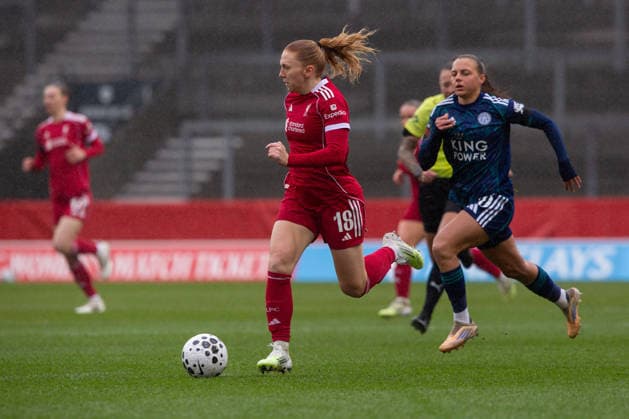 ST HELENS, ENGLAND - MARCH 15. Ceri Holland of Liverpool attacks the Leicester City defence at St Helens Stadium on March 15 2026 in St Helens, England. Copyright: xSeanxWalshx Sportspressphoto_SPR111053