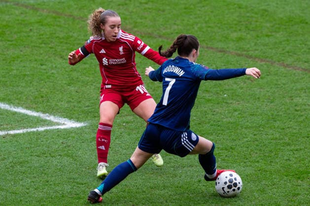ST HELENS, ENGLAND - MARCH 15. Missy Goodwin of Leicester City keeps the ball away from Kirsty Maclean of Liverpool at St Helens Stadium on March 15 2026 in St Helens, England. Copyright: xSeanxWalshx Sportspressphoto_SPR111115