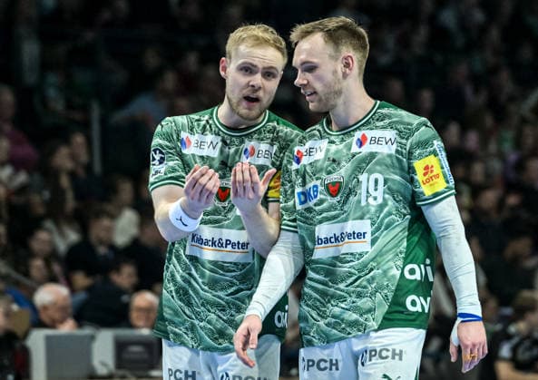 15 03 2026, xlakx, Handball Daikin HBL, Fuechse Berlin HC Erlangen v l Matthes Langhoff Fuechse Berlin , Mathias Gidsel Fuechse Berlin im Gespraech Berlin Daniel Lakomski