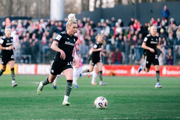 Linda Dallmann of FC Bayern München during the Google Pixel Frauen Bundesliga game between 1. FC Köln and FC Bayern München at Franz Kremer Stadion in Cologne, Germany Copyright: xLeoniexKiehlx xSPPx Sportspressphoto_SPR111149