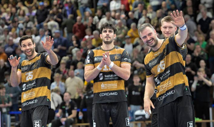 15 03 2026, Dresden cheers, f l ,Dresdens Sebastian Greß, Dresdens Doruk Pehlivan, Dresdens Jonas Thümmler, Dresdens Timo Stoyke Handball, 2 Bundesliga, HC Elbflorenz Dresden HSC Coburg, c Dresden