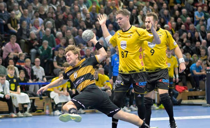 15 03 2026, Dresdens Viktor Petersen Norberg successful, behind him Coburgs Jesper Schmidt and Bartlomiej Bis, Handball, 2 Bundesliga, HC Elbflorenz Dresden HSC Coburg, c Dresden