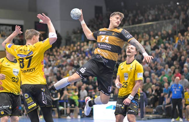 15 03 2026, Dresdens Oliver Seidler successful, Coburgs Jesper Schmidt and Jakob Knauer look on, Handball, 2 Bundesliga, HC Elbflorenz Dresden HSC Coburg, c Dresden
