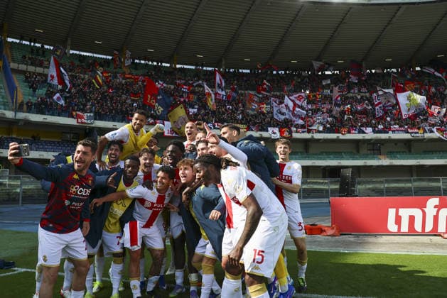 CALCIO - Serie A - Hellas Verona FC vs Genoa CFC Genoa team celebrate the victory at the end of Hellas Verona FC vs Genoa CFC, 29Â° Serie A Enilive 2025-26 game at Marcantonio Bentegodi stadium in Verona (VR), Italy, on March 15, 2026. Verona Italy  Copyright: xIPAxSport ABACAx