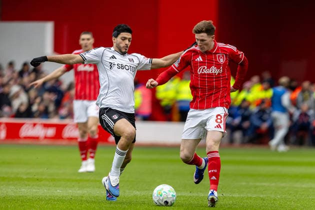 Nottingham Forest v Fulham, Premier League Nottingham Forest midfielder Elliot Anderson (8) battles for possession with Fulham forward Raul Jimenez (7) during the Premier League match between Nottingham Forest and Fulham at the City Ground, Nottingham, UK on 15 March 2026. Nottingham City Ground Nottinghamshire UK Editorial use only DataCo restrictions apply See www.football-dataco.com , Copyright: xManjitxNarotrax PSI-23895-0091