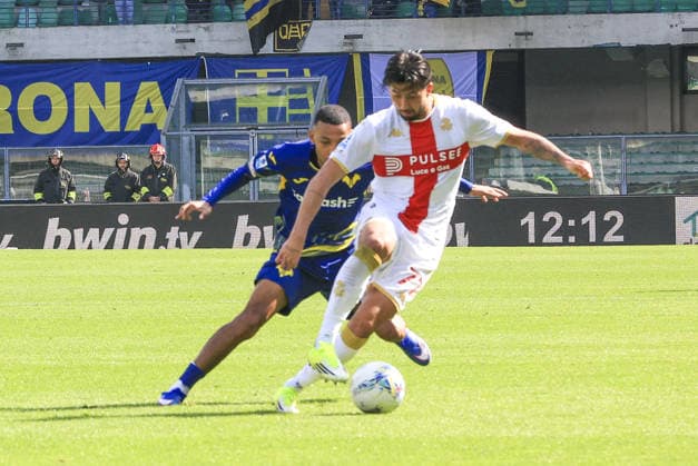 CALCIO - Serie A - Hellas Verona FC vs Genoa CFC Mikael Egill Ellertsson of Genoa CFC battle for the ball with Rafik Belghali of Hellas Verona FC during Hellas Verona FC vs Genoa CFC, 29Â° Serie A Enilive 2025-26 game at Marcantonio Bentegodi stadium in Verona (VR), Italy, on March 15, 2026. Verona Italy  Copyright: xIPAxSport ABACAx