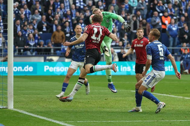 2 Bundesliga FC Schalke 04 Hannover 96 on 15 03 2026 at the Veltins Arena in Schalke Benedikt Pichler Hannover scores against goalkeeper Loris Karius Schalke 1 to make it 2 - 2 MH