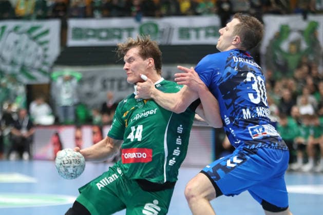 Handball DAIKIN HBL, SC DHfK Leipzig TVB Stuttgart 15 03 2026 Marco Mengon 30, TVB Stuttgart grabs Blaer Hinriksson 44, SC DHfK Leipzig by the neck Handball, DAIKIN HBL, 1 Bundesliga, Season 2025 2026, 25 Matchday SC DHfK Leipzig vs TVB Stuttgart on 15 03 2026 at the Quarterback Immobilien Arena Leipzig Copyright: xBEAUTIFULxSPORTS JanxKaeferx
