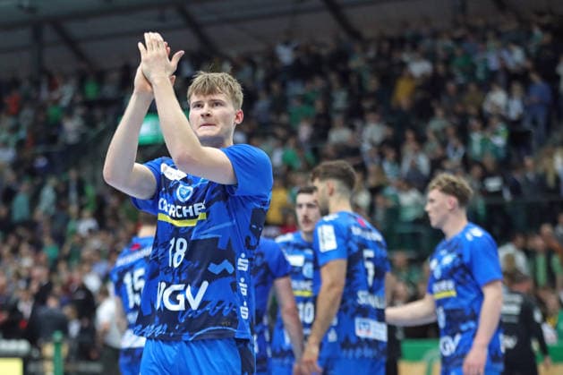 Handball DAIKIN HBL, SC DHfK Leipzig TVB Stuttgart 15 03 2026 Linus Schmid 18, TVB Stuttgart applauds towards fans Handball, DAIKIN HBL, 1 Bundesliga, Season 2025 2026, 25 Matchday SC DHfK Leipzig vs TVB Stuttgart on 15 03 2026 at Quarterback Immobilien Arena Leipzig Copyright: xBEAUTIFULxSPORTS JanxKaeferx