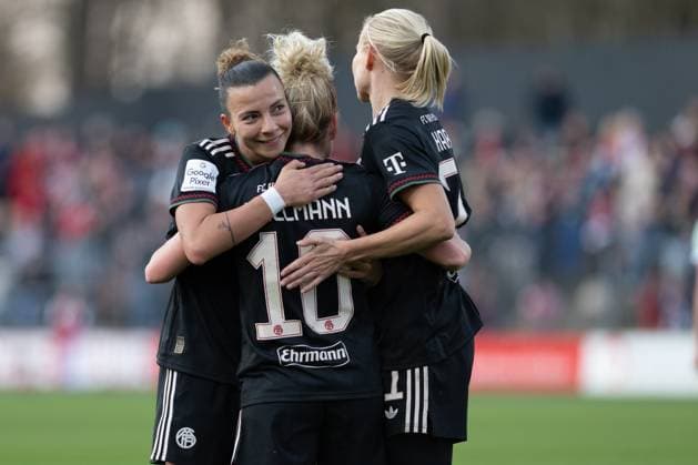 Goal celebration by Pernille Harder 21 FC Bayern Muenchen Frauen , Arianna Caruso 27 FC Bayern Muenchen Frauen and Linda Dallmann 10 FC Bayern Muenchen Frauen after the goal to 0 3, 1 FC Koeln Frauen vs FC Bayern Muenchen Frauen, Fußball, Google Pixel Frauen Bundesliga, 20 Spieltag, 2025 2026, 15 03 2026 DFB regulations prohibit any use of photographs as image sequences and or quasi video Koeln Nordrhein Westfalen Deutschland Copyright: xkolbert-press MarkusxVerwimpx