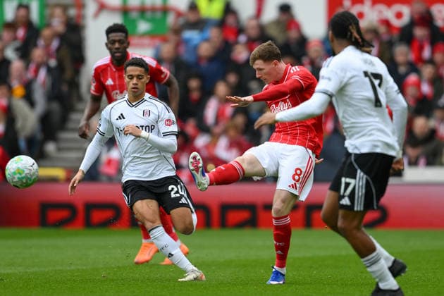Nottingham Forest v Fulham - Premier League Elliot Anderson of Nottingham Forest crosses the ball during the Premier League match between Nottingham Forest and Fulham at the City Ground in Nottingham, United Kingdom, on March 15, 2026. Nottingham Nottinghamshire United Kingdom  Copyright: xMIxNewsx originalFilename:fletcher-nottingh260315_np12a.jpg