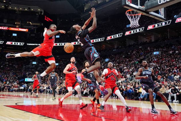 March 15, 2026, Toronto, On, CANADA: Toronto Raptors forward Jonathan Mogbo (2) grabs the ball from Detroit Pistons forward Ronald Holland II (5) during second half NBA, Basketball Herren, USA basketball action in Toronto, Sunday, March 15, 2026. Detroit Pistons At Toronto Raptors  - ZUMAc35_ 20260315_zaf_c35_170 Copyright: xFrankxGunnx
