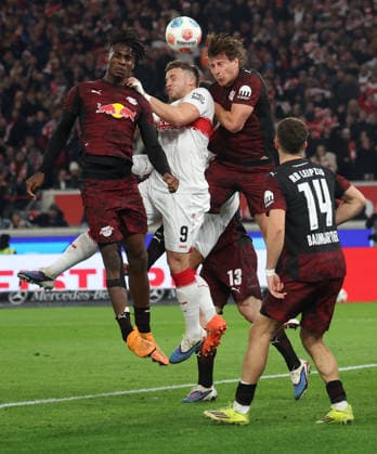 Stuttgart, Fußball Bundesliga, 26. Spieltag, VfB Stuttgart vs. RB Leipzig , v.l. Ezechiel Banzuzi (RB Leipzig),, Ermedin Demirovic (VfB), Willi Orban (RB Leipzig), Christoph Baumgartner (RB Leipzig) *** Stuttgart, Soccer Bundesliga, Matchday 26, VfB Stuttgart vs RB Leipzig , f l Ezechiel Banzuzi RB Leipzig ,, Ermedin Demirovic VfB , Willi Orban RB Leipzig , Christoph Baumgartner RB Leipzig