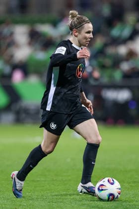 Svenja Huth VfL Wolfsburg, 10 on the ball, single image, full body, action, action, match scene, THE DFB GUIDELINES PROHIBIT ANY USE OF PHOTOGRAPHS AS IMAGE SEQUENCES AND OR QUASI VIDEO DFB REGULATIONS PROHIBIT ANY USE OF PHOTOGRAPHS AS IMAGE SEQUENCES AND OR QUASI VIDEO , 15 03 2026, Wolfsburg Germany , Soccer, Google Pixel Womens Bundesliga, VfL Wolfsburg Bayer 04 Leverkusen xobx