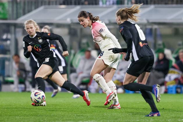 from left Justine Kielland VfL Wolfsburg, 18 , Katharina Piljic Bayer 04 Leverkusen, 6 and Janina Minge VfL Wolfsburg, 6 in duel, duel, dynamic, action, action, game scene, THE DFB REGULATIONS PROHIBIT ANY USE OF PHOTOGRAPHS AS IMAGE SEQUENCES AND OR QUASI VIDEO , 15 03 2026, Wolfsburg Germany , Football, Google Pixel Womens Bundesliga, VfL Wolfsburg Bayer 04 Leverkusen xobx