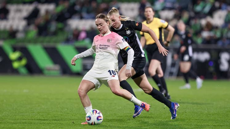 from left Sofie Zdebel Bayer 04 Leverkusen, 16 and Ella Peddemors VfL Wolfsburg, 5 in a duel, dynamic, action, action, game scene, THE DFB REGULATIONS PROHIBIT ANY USE OF PHOTOGRAPHS AS IMAGE SEQUENCES AND OR QUASI VIDEO , 15 03 2026, Wolfsburg Germany , Football, Google Pixel Womens Bundesliga, VfL Wolfsburg Bayer 04 Leverkusen xobx