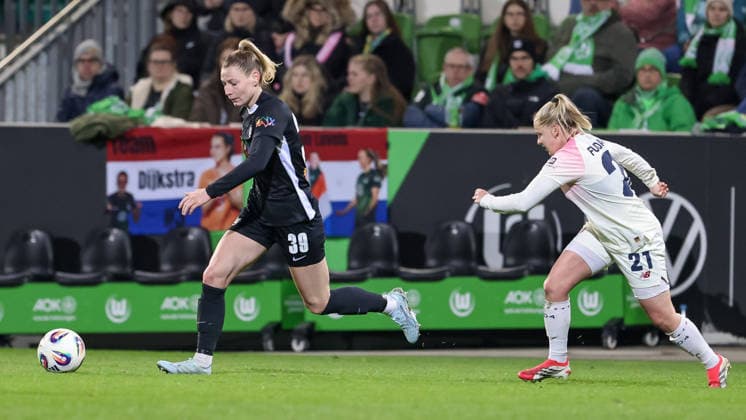 from left Sarai Linder VfL Wolfsburg, 39 and Vanessa Fudalla Bayer 04 Leverkusen, 21 in a duel, dynamic, action, action, game scene, THE DFB REGULATIONS PROHIBIT ANY USE OF PHOTOGRAPHS AS IMAGE SEQUENCES AND OR QUASI VIDEO , 15 03 2026, Wolfsburg Germany , Football, Google Pixel Womens Bundesliga, VfL Wolfsburg Bayer 04 Leverkusen xobx