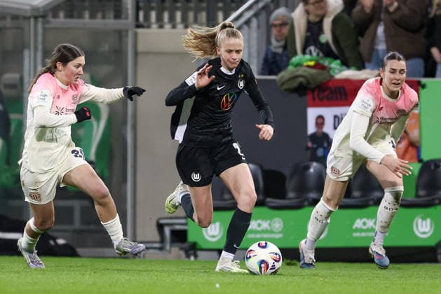 from left Ida Daedelow Bayer 04 Leverkusen, 30 , Vivien Endemann VfL Wolfsburg, 25 and Selina Ostermeier Bayer 04 Leverkusen, 2 in duel, duel, dynamic, action, action, game scene, THE DFB REGULATIONS PROHIBIT ANY USE OF PHOTOGRAPHS AS IMAGE SEQUENCES AND OR QUASI VIDEO , 15 03 2026, Wolfsburg Germany , Football, Google Pixel Womens Bundesliga, VfL Wolfsburg Bayer 04 Leverkusen xobx