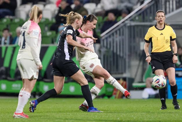 from left Ella Peddemors VfL Wolfsburg, 5 and Katharina Piljic Bayer 04 Leverkusen, 6 in duel, duel, dynamics, action, action, game scene, THE DFB REGULATIONS PROHIBIT ANY USE OF PHOTOGRAPHS AS IMAGE SEQUENCES AND OR QUASI VIDEO , 15 03 2026, Wolfsburg Germany , Football, Google Pixel Womens Bundesliga, VfL Wolfsburg Bayer 04 Leverkusen xobx